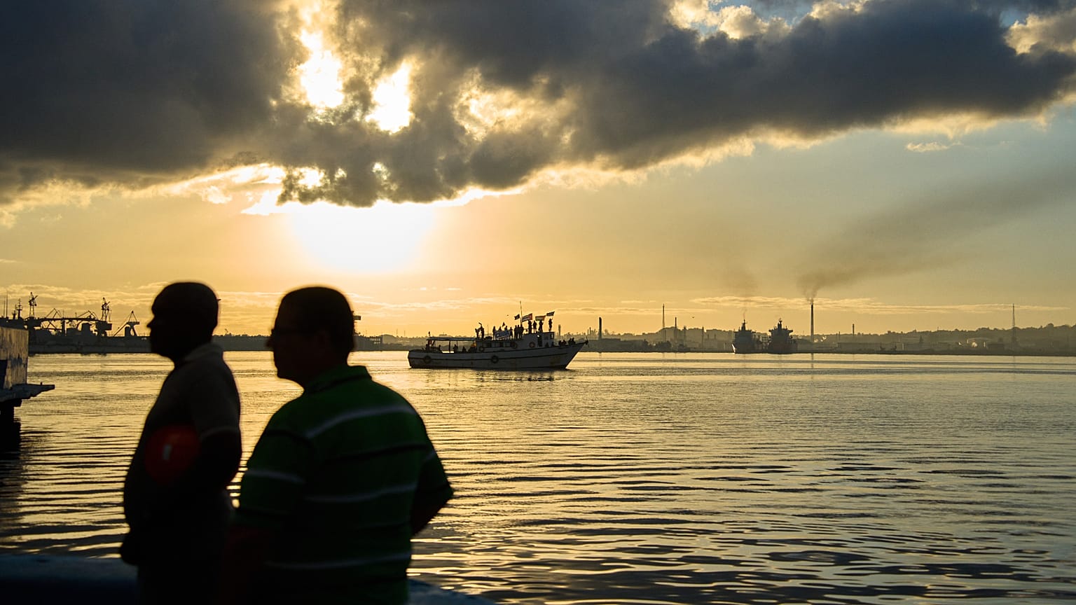 El buque Maguro, que se ve al fondo, llega procedente de México con ayuda humanitaria como parte del Convoy Nuestra América ​​a La Habana, Cuba, el 24 de marzo de 2026. 