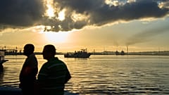 El buque Maguro, que se ve al fondo, llega procedente de México con ayuda humanitaria como parte del Convoy Nuestra América ​​a La Habana, Cuba, el 24 de marzo de 2026. 