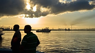 El buque Maguro, que se ve al fondo, llega procedente de México con ayuda humanitaria como parte del Convoy Nuestra América ​​a La Habana, Cuba, el 24 de marzo de 2026. 