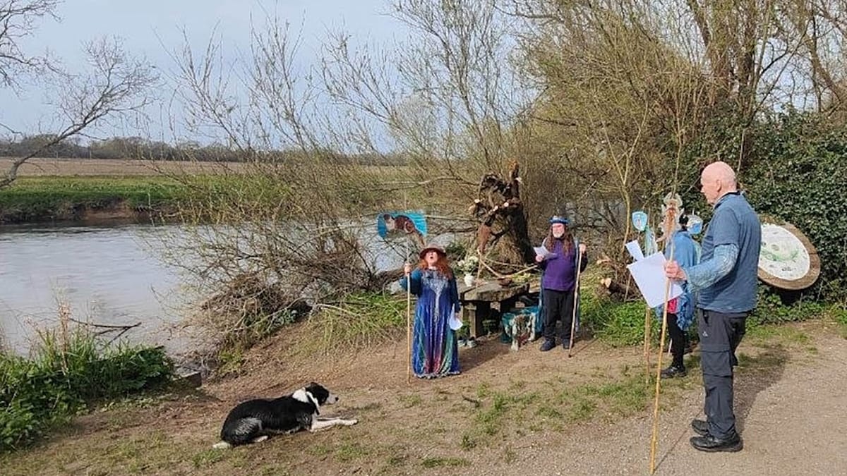 İklim aktivistleri nehirle 'evlendi'