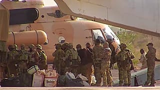 ARCHIVO - Esta fotografía sin fecha, publicada en abril de 2022 por el ejército francés, muestra a un grupo de mercenarios abordando un helicóptero en el norte de Mali.