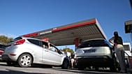 Des automobilistes font la queue pour faire le plein dans une station-service à Biarritz, octobre 2022.