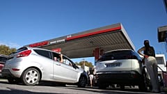 Conductores haciendo cola para repostar en una estación de servicio de Biarritz, octubre de 2022.