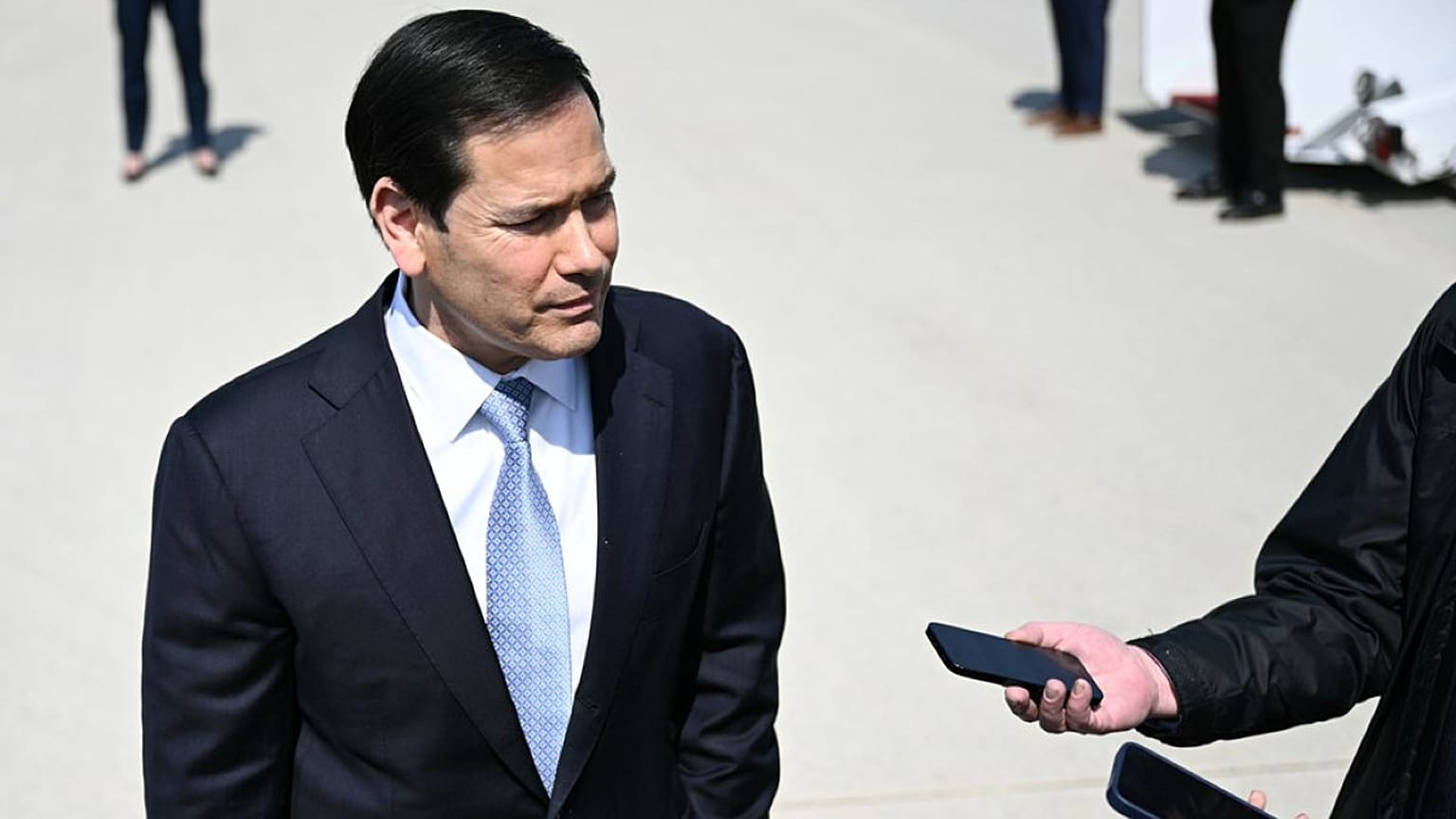  تحدث وزير الخارجية ماركو روبيو إلى الصحفيين قبل صعوده إلى الطائرة في قاعدة أندروز المشتركة بولاية ماريلاند، يوم الخميس 26 مارس 2026.