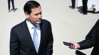  تحدث وزير الخارجية ماركو روبيو إلى الصحفيين قبل صعوده إلى الطائرة في قاعدة أندروز المشتركة بولاية ماريلاند، يوم الخميس 26 مارس 2026.