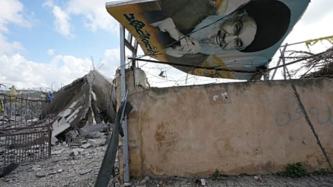 حزب الله يعلن التصدي لمقاتلة إسرائيلية فوق بيروت.. ومشاهد تُظهر فوسفورًا أبيض جنوب لبنان