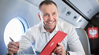 Prezydent RP Karol Nawrocki podpisał ustawy obniżające ceny paliw 27 marca 2026 w drodze do Dallas.