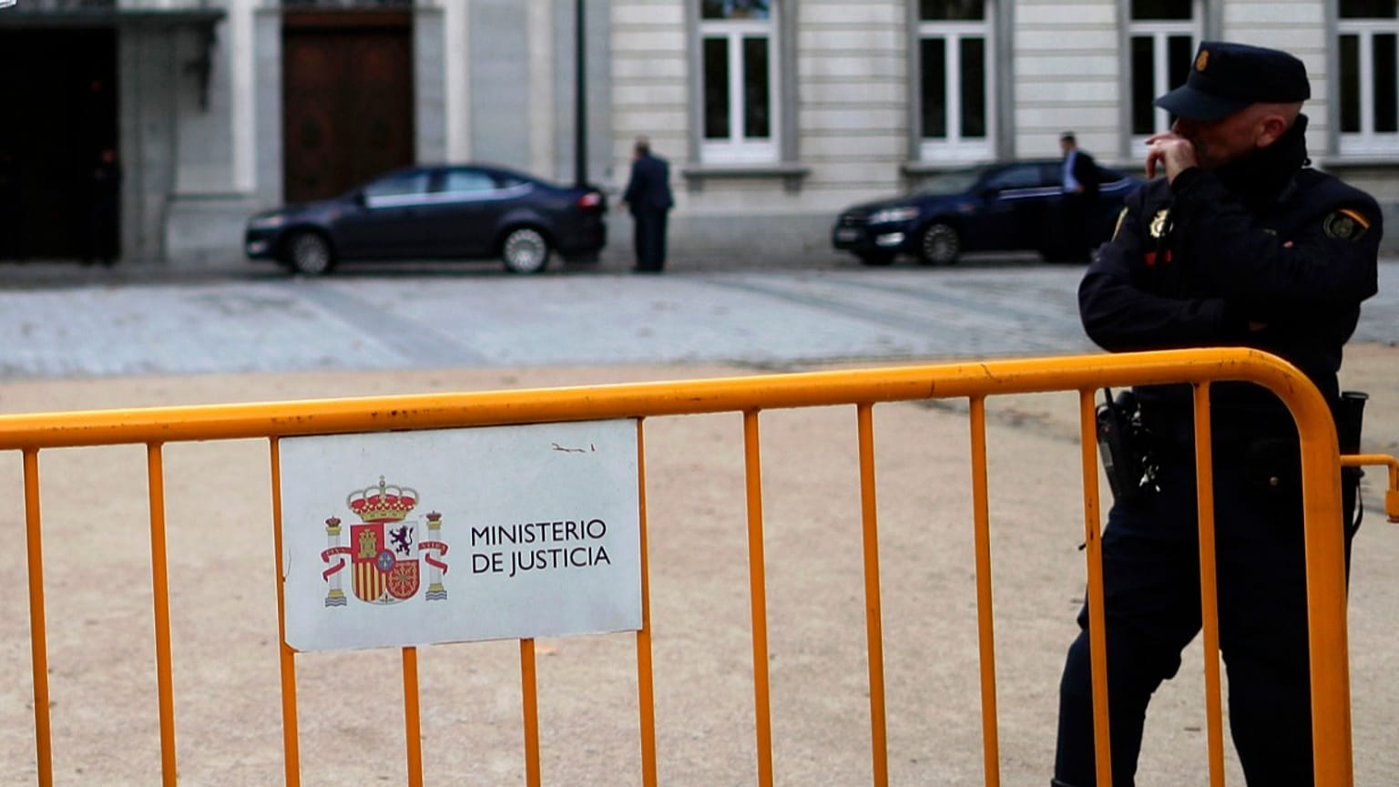 ARCHIVO: Un agente de la Policía Nacional monta guardia frente a la Audiencia Nacional, en Madrid.