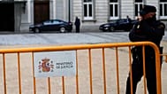 ARCHIVO: Un agente de la Policía Nacional monta guardia frente a la Audiencia Nacional, en Madrid.