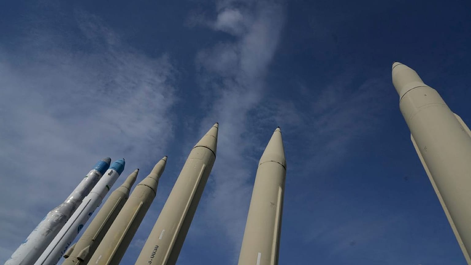  تُعرض الصواريخ وحوامل الأقمار الصناعية المصنعة محلياً في إيران في معرض دائم بمنطقة ترفيهية شمال طهران، إيران، الثلاثاء 24 مارس/آذار 2026.