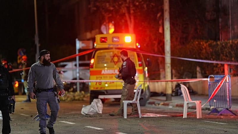 اليوم الـ29 للحرب: صواريخ الحوثيين تدخل المعركة وتستهدف ديمونة.. وترامب يعلن "نهاية" نظام طهران 