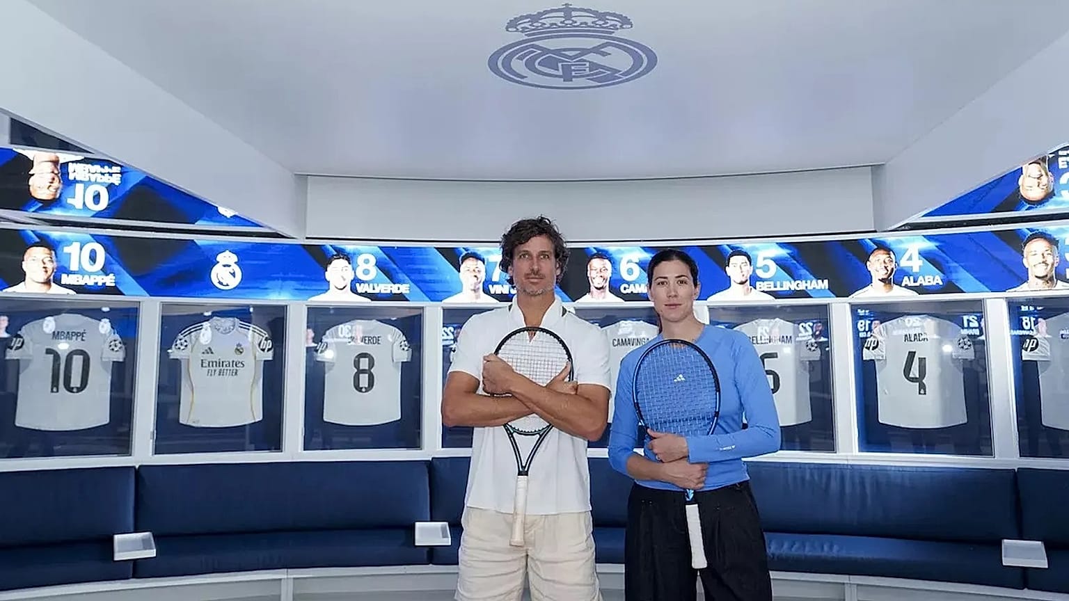 Muguruza y Feliciano López en el Bernabéu presentando la nueva pista, 27 de marzo de 2026.