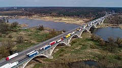 Lastwagen auf der Brücke am deutsch-polnischen Grenzübergang bei Frankfurt (Oder), 18. März 2020.