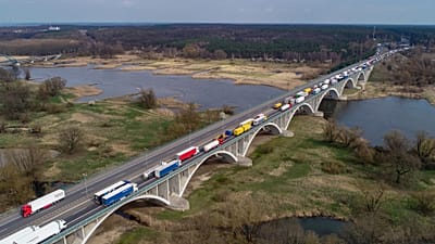 Camion sul ponte al valico di frontiera tedesco-polacco vicino a Francoforte (Oder), 18 marzo 2020.