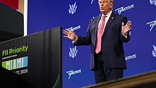 يصعد الرئيس دونالد ترامب إلى المنصة في قمة معهد مبادرة الاستثمار المستقبلي، الجمعة 27 مارس 2026، في ميامي بيتش بولاية فلوريدا. 