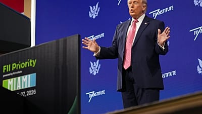 يصعد الرئيس دونالد ترامب إلى المنصة في قمة معهد مبادرة الاستثمار المستقبلي، الجمعة 27 مارس 2026، في ميامي بيتش بولاية فلوريدا. 