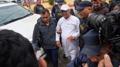 Khadga Prasad Oli volt miniszterelnököt orvosi vizsgálatra szállították, miután a rendőrség letartóztatta Katmanduban, Nepálban, 2026. március 28-án