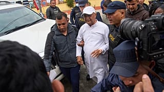 Khadga Prasad Oli volt miniszterelnököt orvosi vizsgálatra szállították, miután a rendőrség letartóztatta Katmanduban, Nepálban, 2026. március 28-án