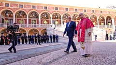 Monaco: Fürst Albert II führt Papst Leo XIV durch den Ehrenhof des Fürstenpalasts