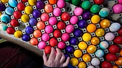Ein Käufer wählt handverzierte Ostereier auf einem Grünmarkt am orthodoxen Karfreitag in Belgrad, Serbien, Freitag, 14. April 2023.