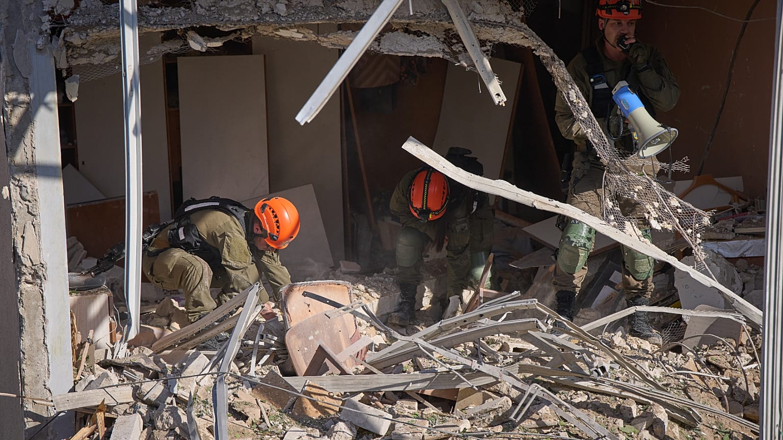 قوات الأمن الإسرائيلية وفريق الإنقاذ يردان على موقع الضربة الصاروخية الإيرانية في تل أبيب، إسرائيل،