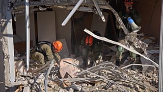 قوات الأمن الإسرائيلية وفريق الإنقاذ يردان على موقع الضربة الصاروخية الإيرانية في تل أبيب، إسرائيل،