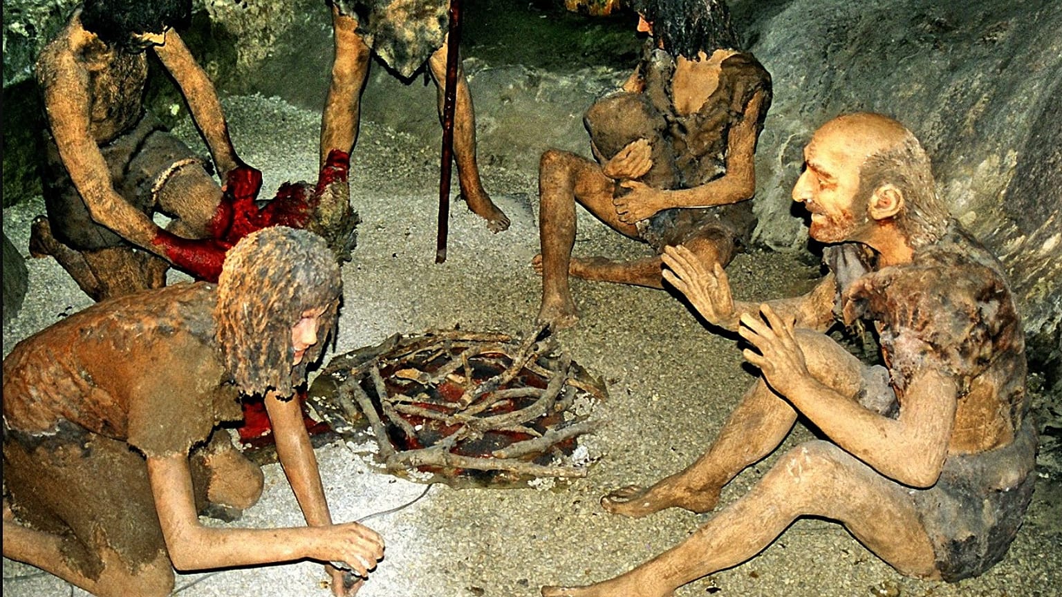 Bir Neandertal ailesini temsil eden modelleme.