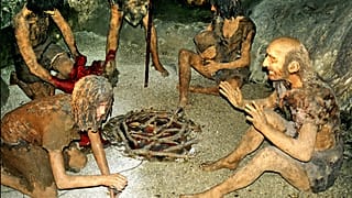 Bir Neandertal ailesini temsil eden modelleme.