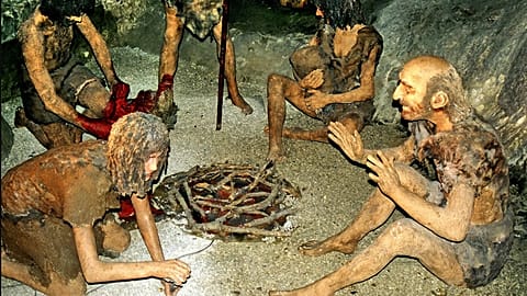 Bir Neandertal ailesini temsil eden modelleme.