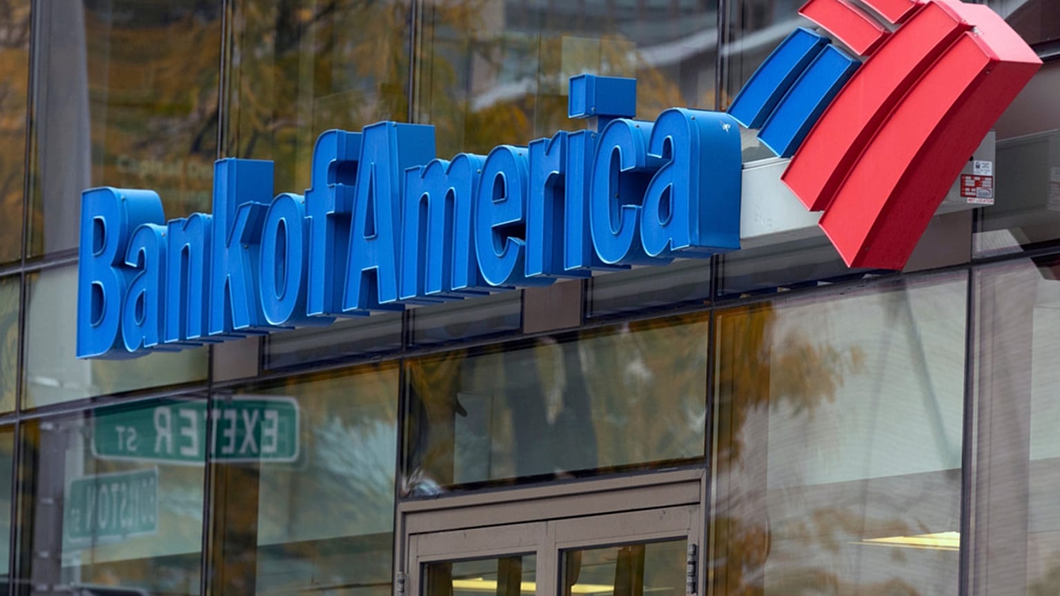 PHOTO D'ARCHIVES - Le logo de Bank of America est visible sur la façade d'une agence bancaire à Boston, le 14 octobre 2022.