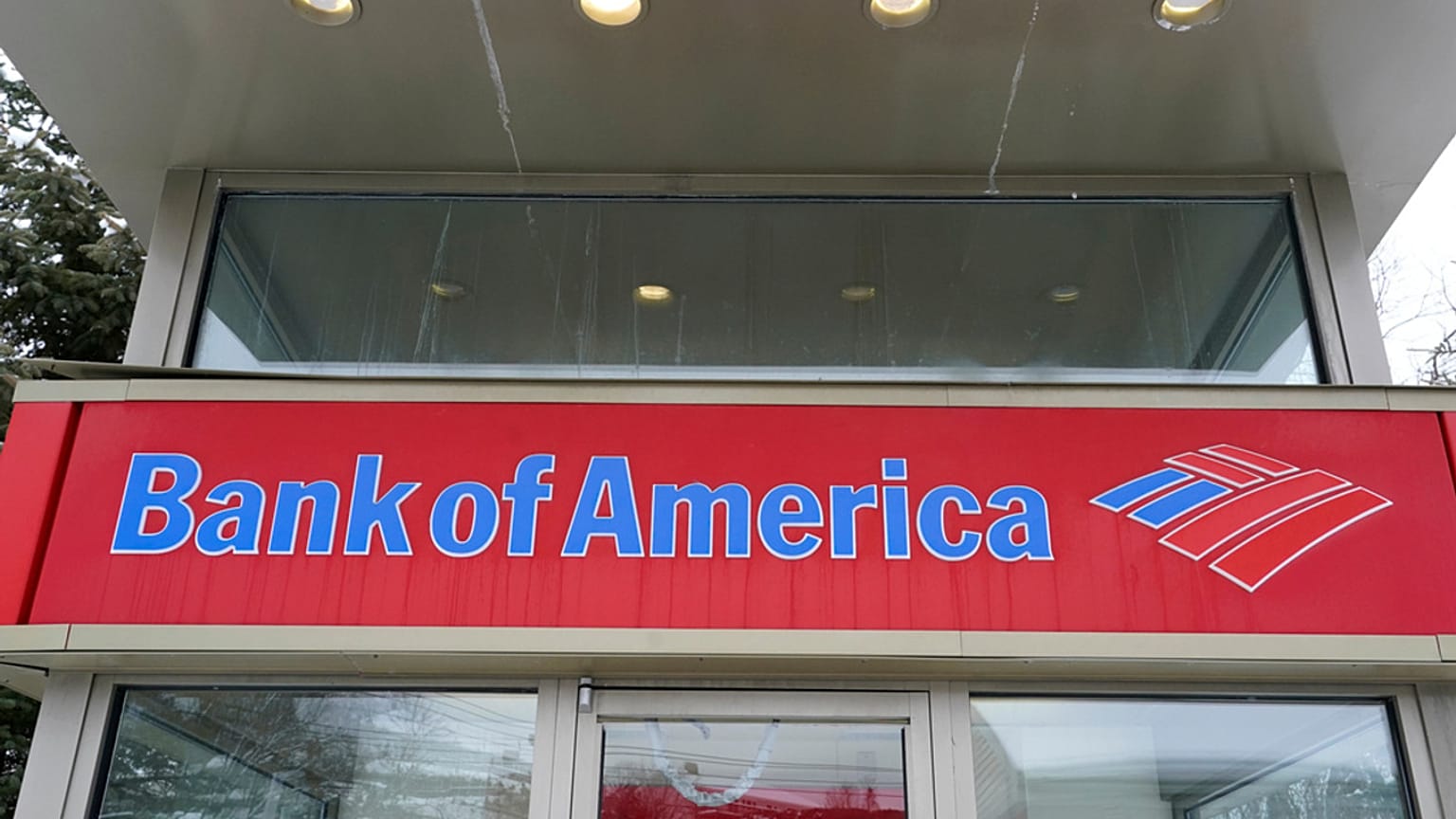 PHOTO D'ARCHIVES - Un distributeur automatique de billets de la Bank of America est visible, le mercredi 3 février 2021, à Winchester, dans le Massachusetts.