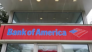 PHOTO D'ARCHIVES - Un distributeur automatique de billets de la Bank of America est visible, le mercredi 3 février 2021, à Winchester, dans le Massachusetts.