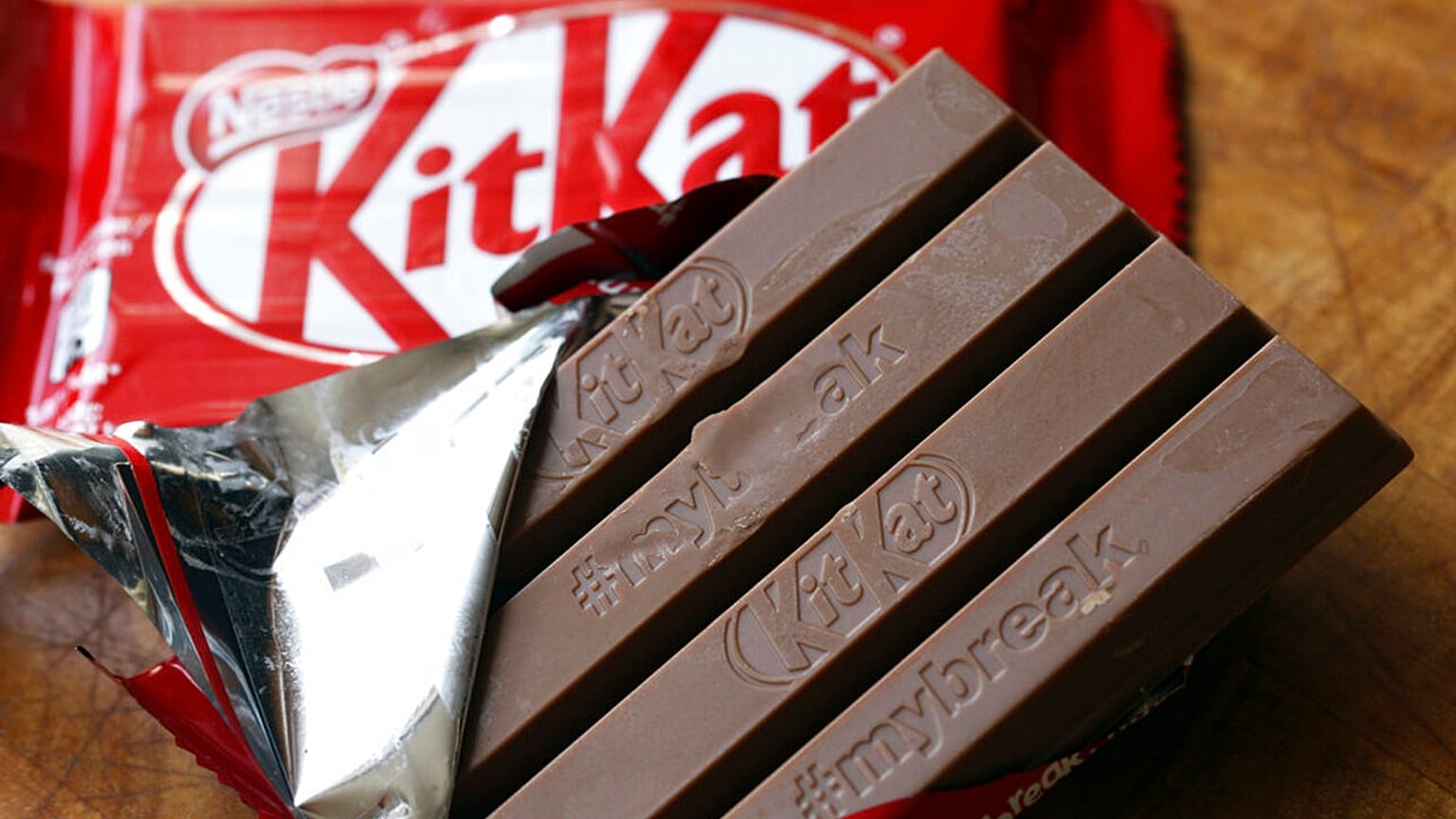 Une barre chocolatée KitKat est photographiée le mercredi 25 juillet 2018 à Rugby, en Angleterre.