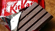 Une barre chocolatée KitKat est photographiée le mercredi 25 juillet 2018 à Rugby, en Angleterre.
