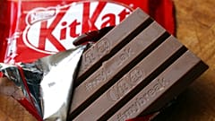 Ein KitKat-Schokoriegel wird am Mittwoch, den 25. Juli 2018, in Rugby, England, fotografiert.