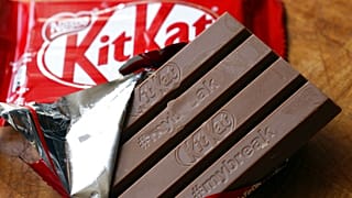 Une barre chocolatée KitKat est photographiée le mercredi 25 juillet 2018 à Rugby, en Angleterre.
