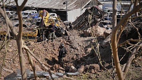 Izraeli biztonsági erők vizsgálják egy iráni rakétacsapás helyszínét Eshtaolban, Izrael középső részén