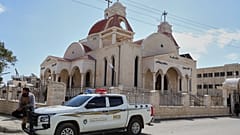 Αυτοκίνητο των Δυνάμεων Εσωτερικής Ασφάλειας της Συρίας έξω από μια εκκλησία στην κυρίως χριστιανική πόλη Suqeilbeya, δυτικά της Χάμα, Συρία, Σάββατο 28 Μαρτίου 2026. 