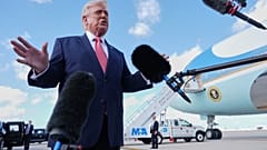 Präsident Donald Trump spricht mit Reportern, nachdem er am Freitag, den 27. März 2026, am Miami International Airport in Miami von der Air Force One ausstieg