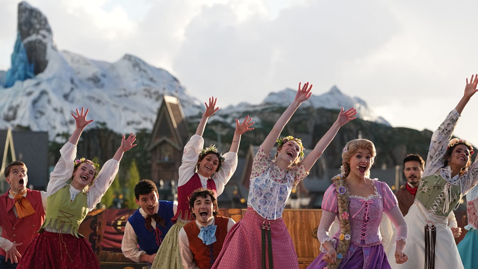 Des danseurs se produisent lors de l'inauguration de Disney Adventure World et du Monde de La Reine des Neiges à Disneyland Paris, à Marne-la-Vallée, le 28 mars 2026.