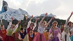Χορευτές εμφανίζονται στα εγκαίνια του Disney Adventure World και του Snow Queen World στη Disneyland Paris στο Marne-la-Vallée στις 28 Μαρτίου 2026.