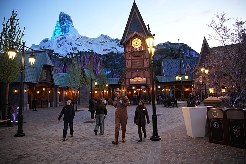 Des visiteurs découvrent le nouveau thème « Le Monde de La Reine des Neiges » lors de son inauguration à Disneyland Paris à Marne-la-Vallée, à l'est de Paris, le 28 mars 2026.