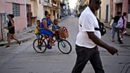 Pessoas nas ruas de Havana, 15 de março de 2026.