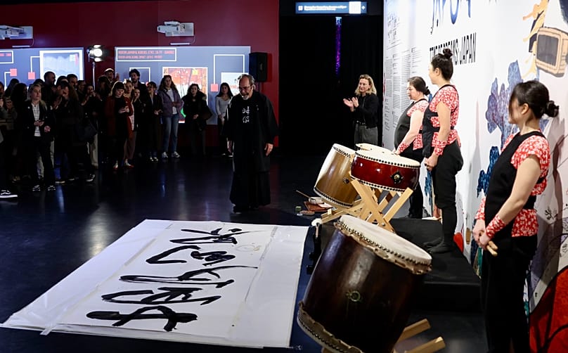 Japon kaligrafisi ve semboloji alanında 30 yılı aşkın süredir çalışan sanatçı HAKKAİ, MASADAİKO'nun performansına eşlik etti.