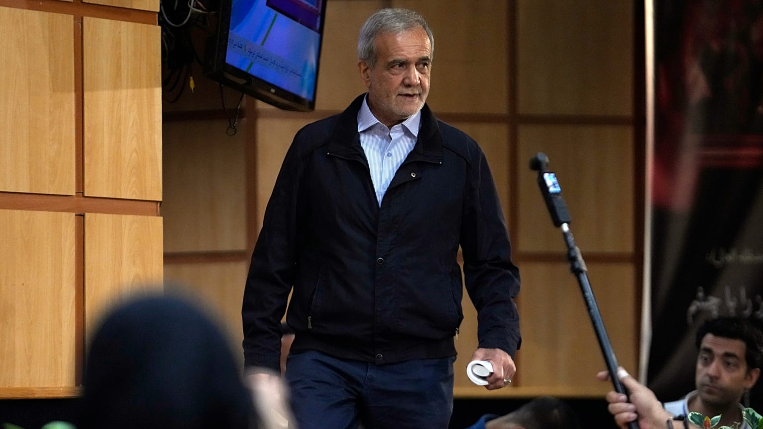 الرئيس الإيراني مسعود بزشكيان  (صورة AP/وحيد سليمي)