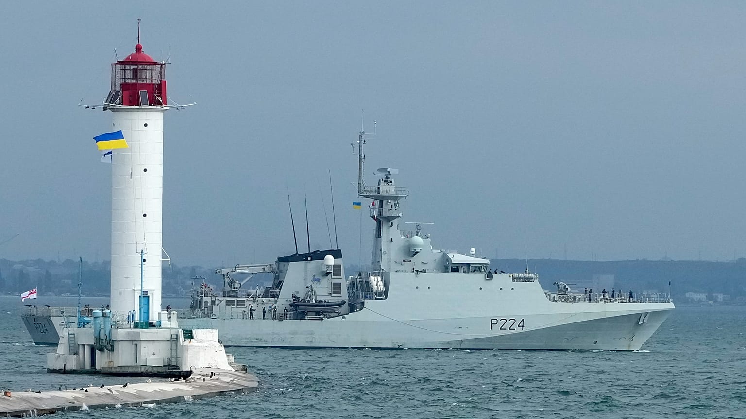 Okręt patrolowy brytyjskiej Królewskiej Marynarki Wojennej, OPV "Trent", na Morzu Czarnym w środę 7 lipca 2021 r. podczas manewrów Sea Breeze 2021.