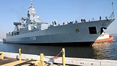 Die deutsche Fregatte **Sachsen (F 219)** bereitet sich am 8. Februar 2007 auf einen Anlegemanöver an der **Naval Station Mayport** in Florida (USA) für einen Hafenbesuch vor.