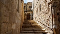 Eingang zur Basilika des Heiligen Grabes in Jerusalem