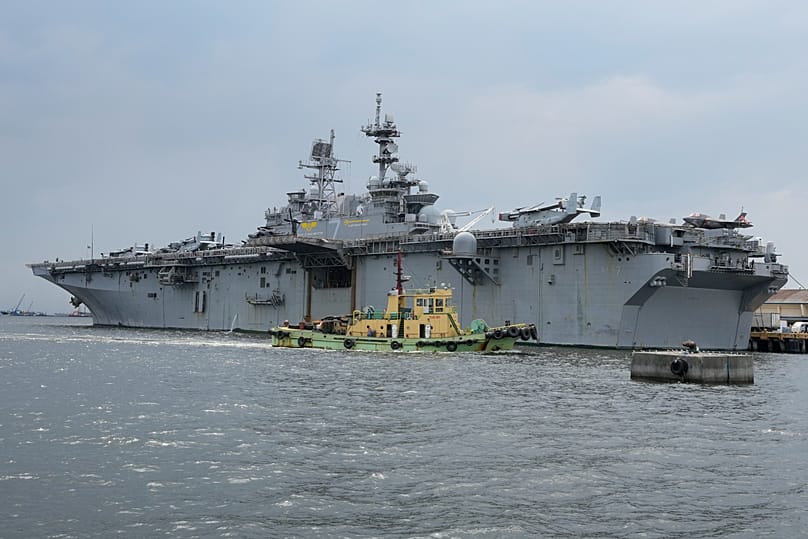 ناو ویژه عملیات آبی‌خاکی یو‌اس‌اس تریپولی حامل تفنگداران نیروی دریایی آمریکا به منطقه رسیده است