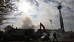 Nach einem Brand in einem Nachtclub in Kehl, Deutschland, am Sonntag, den 29. März, bahnt sich die Feuerwehr mit schwerem Gerät einen Weg zu den Glutnestern.